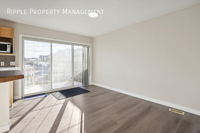 Building Photo - Modern 3 Beds, 2.5 Baths Main Floor/ Upper...