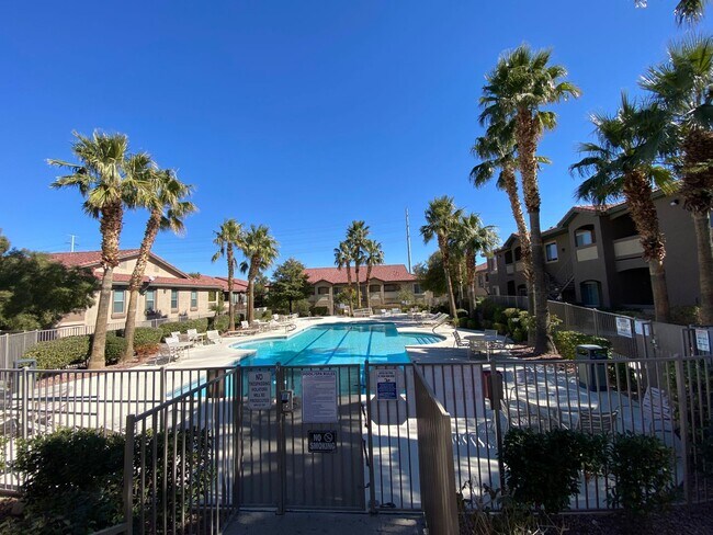 Building Photo - Super cute 3 bedroom condo in gated community