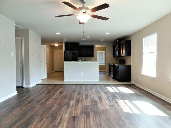 Building Photo - Available NOW!!!! Gorgeous 4 bedroom, 2 ba...