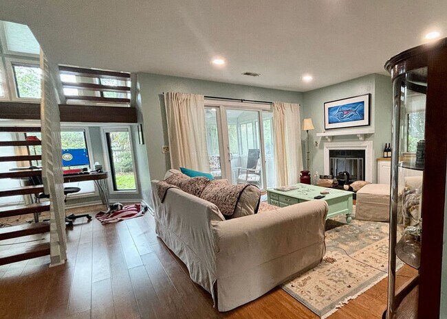 Building Photo - Available 12/16. Beautiful FURNISHED End-U...