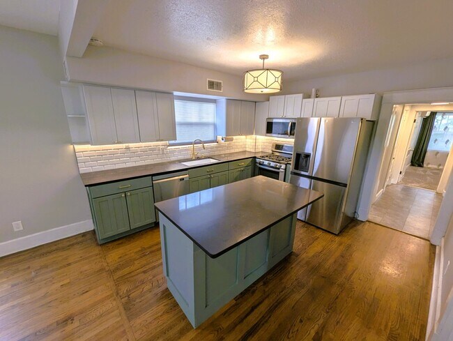 Foto del edificio - 809 N Hyer Ave