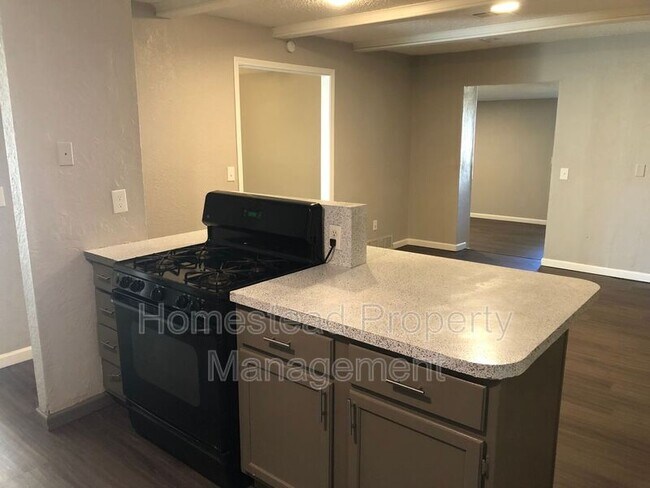 Building Photo - 3000 N Viewpoint Dr