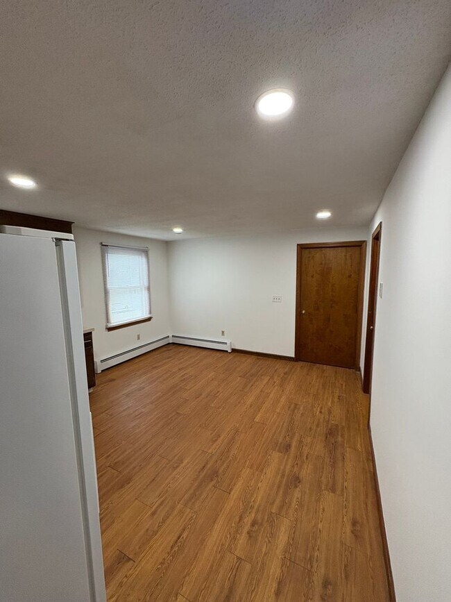 Building Photo - Charming 3BR Duplex in New Britain