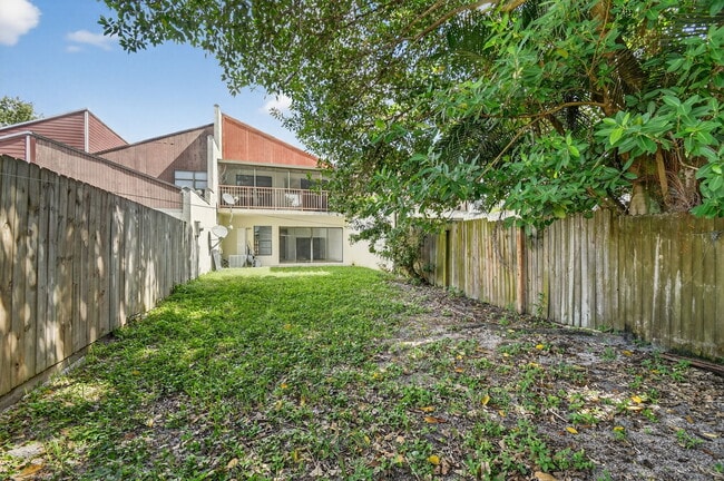 ENORME patio trasero - 1405 White Pine Dr