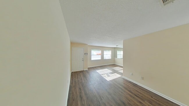 Building Photo - Lovely 2 Bed One Bath Duplex