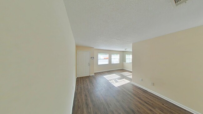 Foto del edificio - Lovely 2 Bed One Bath Duplex