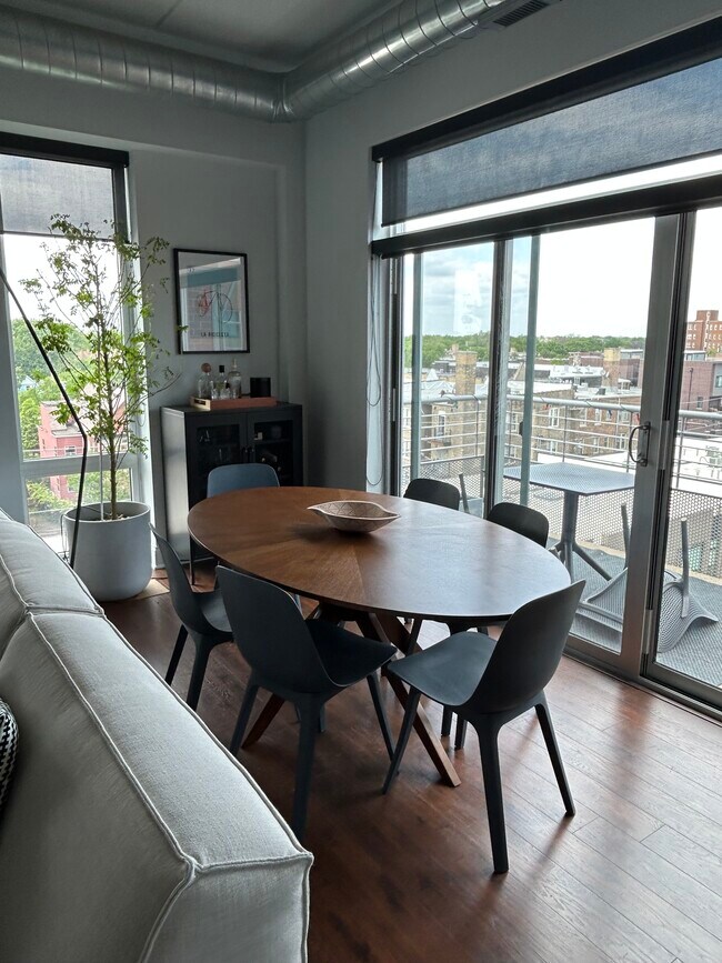 BIG balcony off of dining - with some shade! - 4814 N Clark St