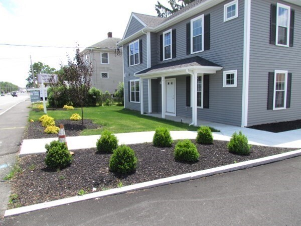 Primary Photo - 1093 Main St