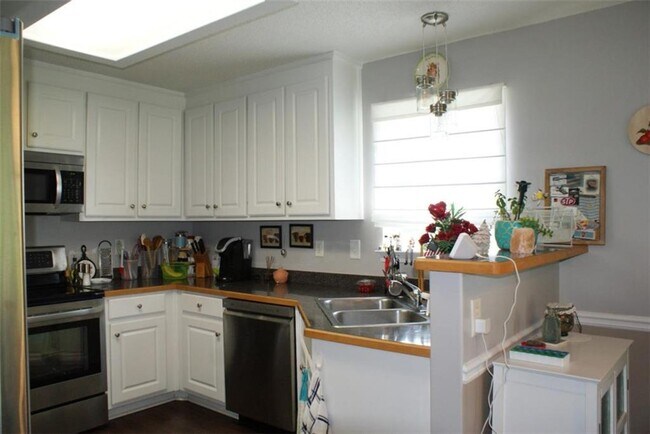 Building Photo - 211 Lucas Way