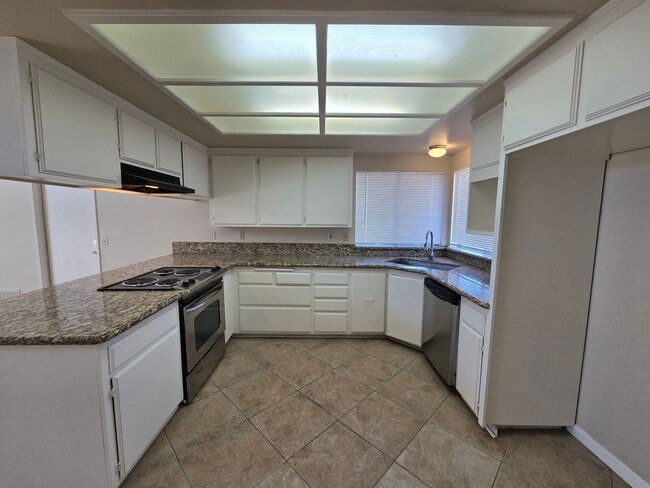 Building Photo - Private & Quiet Gem!