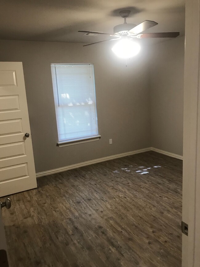 Building Photo - BH-OZIER TRIPLEX