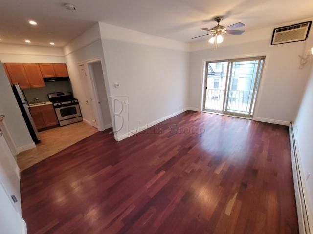 Foto principal - 1 bedroom in ASTORIA NY 11105