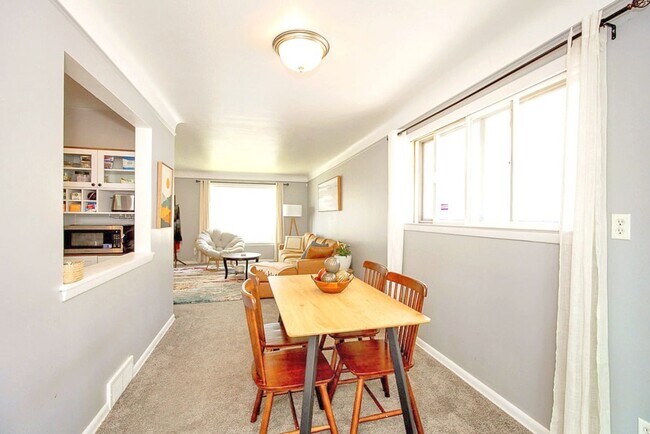 Foto del edificio - FULLY FURNISHED ACED 3 BED 1.5 BATH SINGLE...