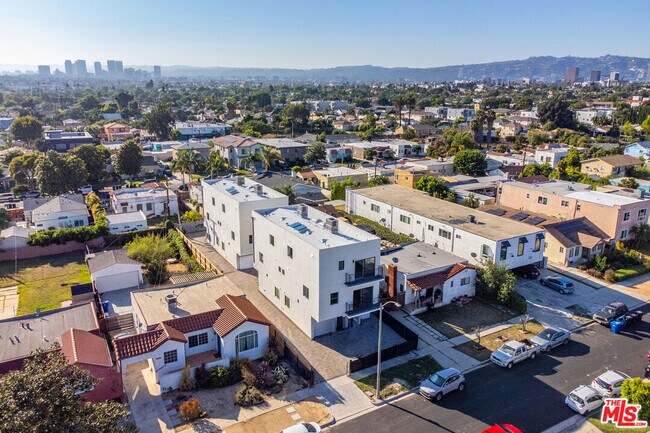 Building Photo - 1921 Carmona Ave