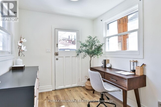 Building Photo - 535 Westmount Ave