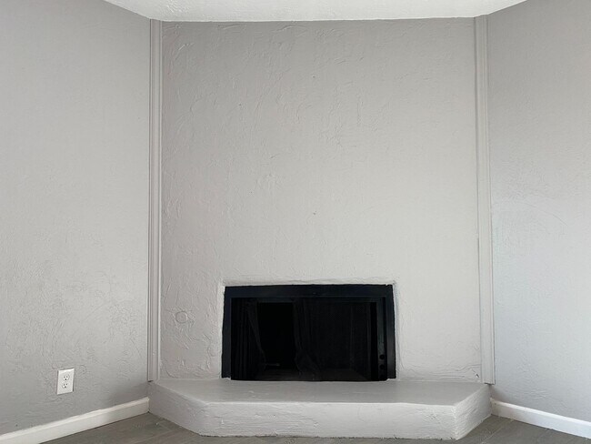 Building Photo - 2 Bedroom Duplex near lake Overholser