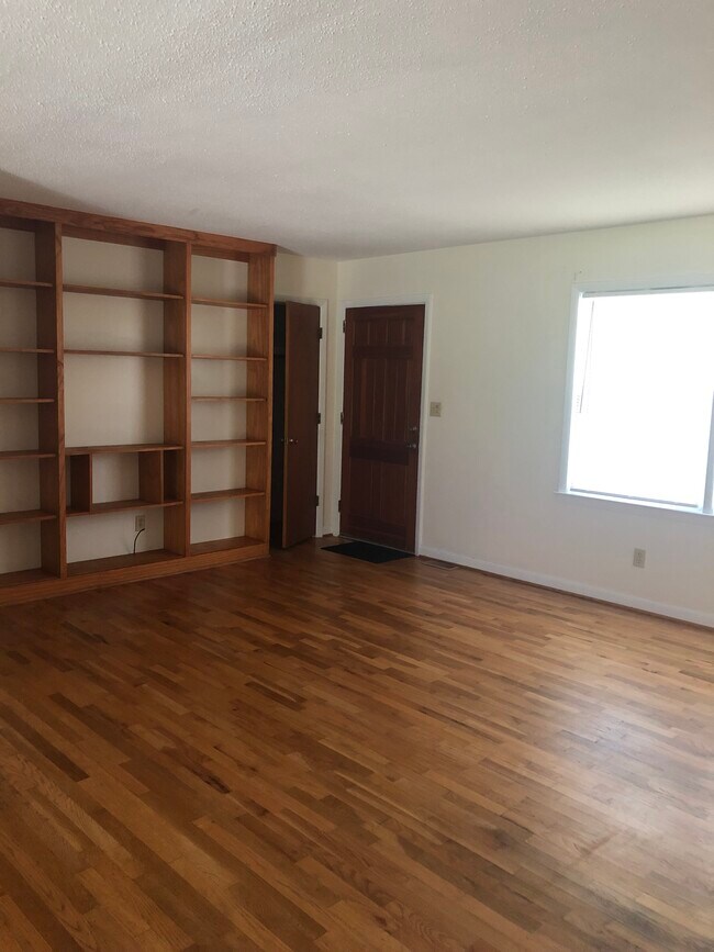 Foto del edificio - 4905 College Acres Dr