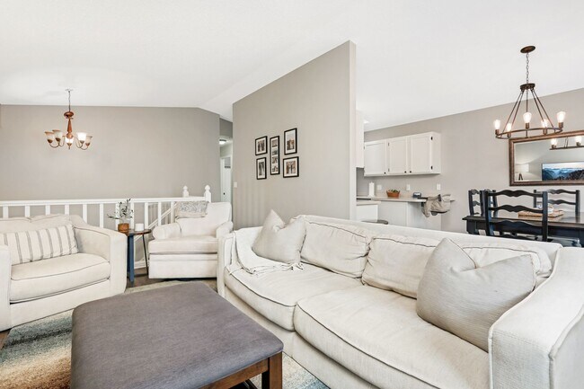 Foto del edificio - 3 bd, 2 bathroom, 2 car garage two level end unit town home