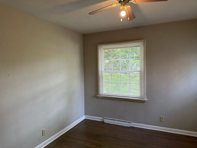 Building Photo - Kirkwood Home 3Bd 1.5 Bth Home