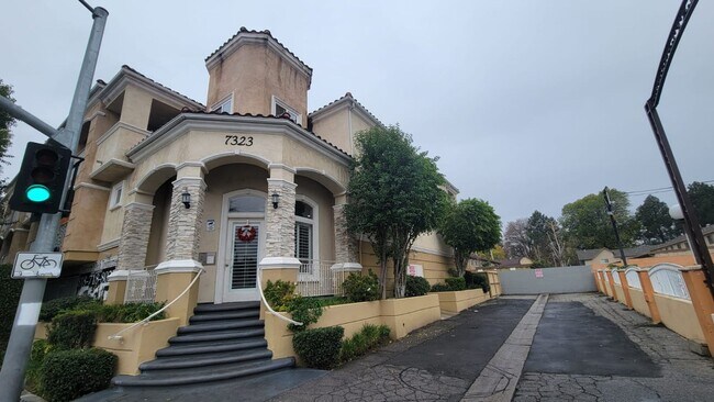 Foto del edificio - 7323 Winnetka Ave