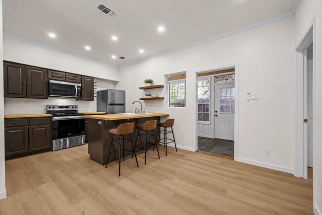 Building Photo - 1307 Kinney Ave