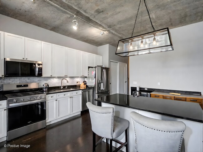 Building Photo - 321 S Sangamon St
