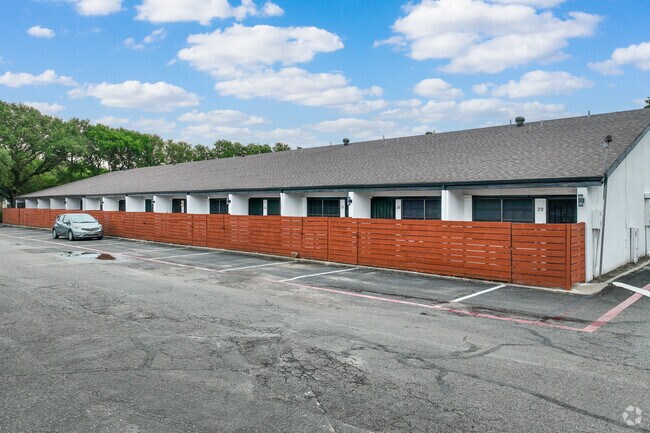 Alternar - Linda Vista Apartments