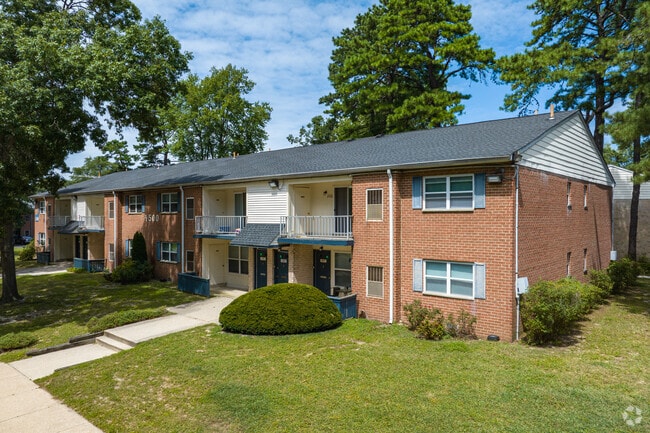 Building Photo - Pinewood Estates