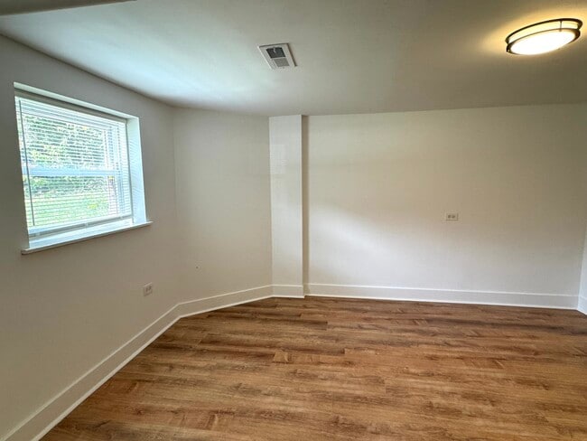 Building Photo - 6452 W Dickens Ave