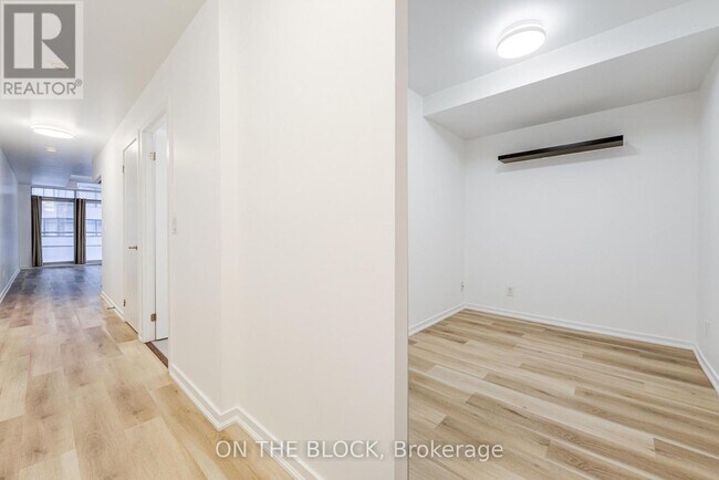 Photo du bâtiment - 38 Joe Shuster Way