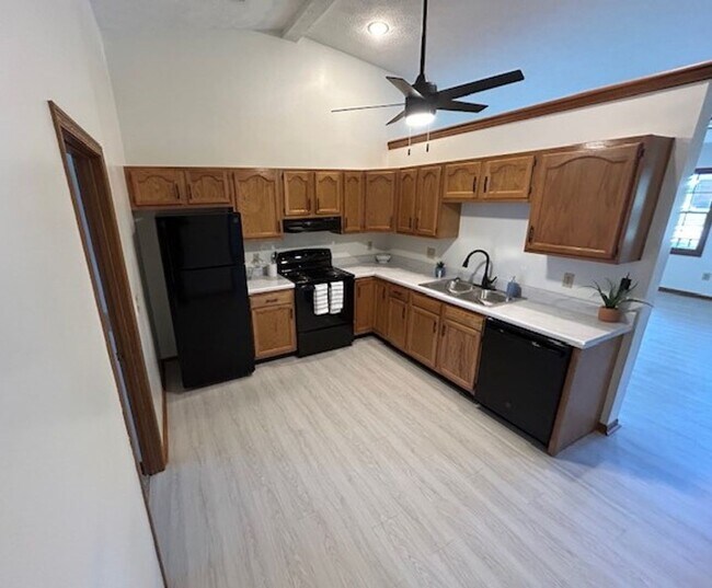 Foto del edificio - Updated Ranch with 2 Bedrooms, 1 Bath, and 1-Car Attached Garage in Troy, Ohio - Your Perfect Hom...