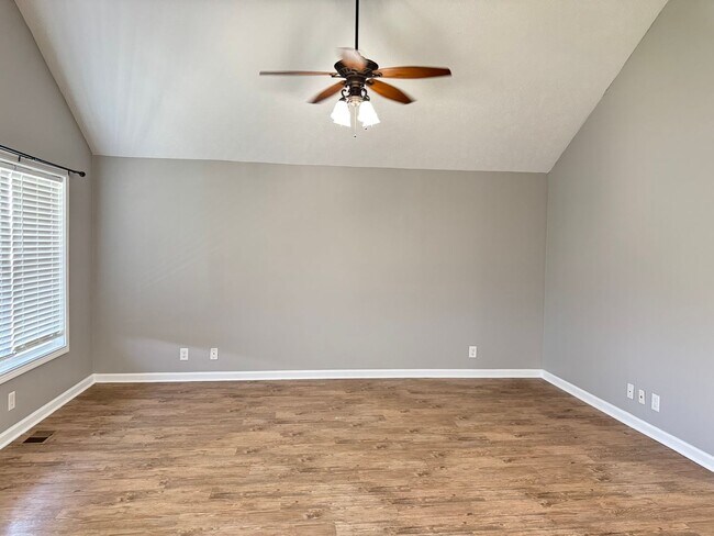 Building Photo - Cute 3 Bedroom Ranch in Fox Crossing! Conv...
