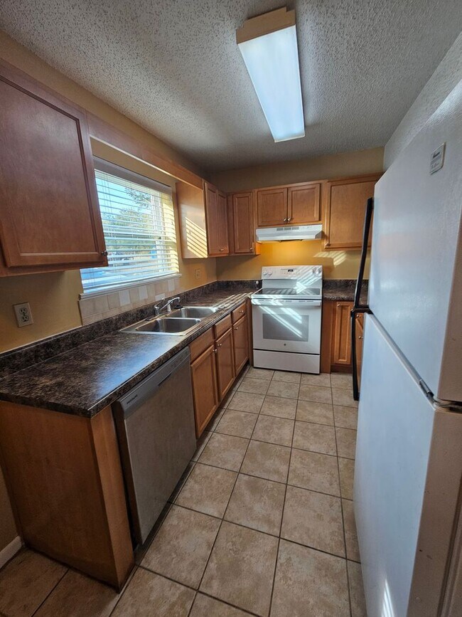 Foto del edificio - Charming 2-Bed, 2.5-Bath Townhome in the Highly Sought-After Landings at Lake Caroline! *1/2 OFF ...