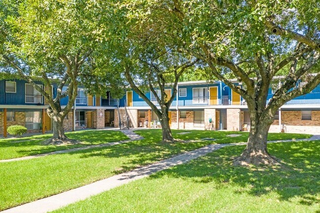 Building Photo - 1305 Memorial Dr