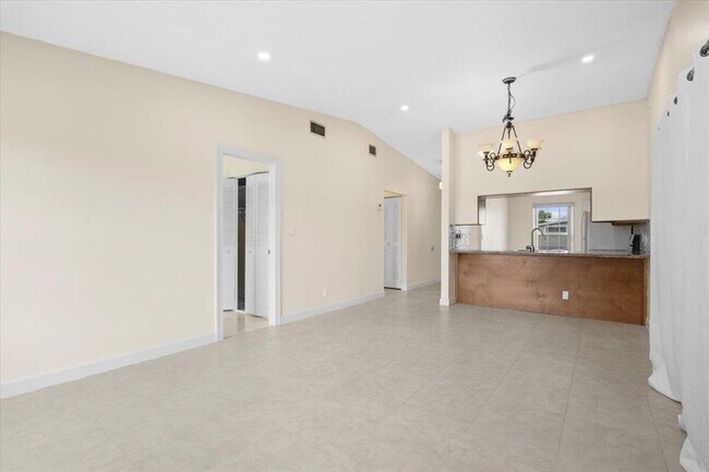 Foto del edificio - 5540 Lakewood Cir S