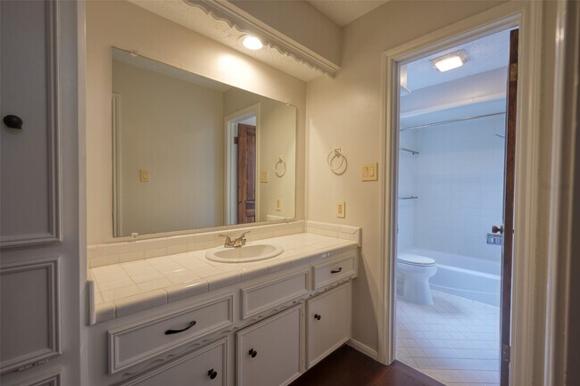 Foto del edificio - 2230 Lakeville Dr