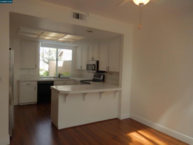 Building Photo - 6198 Lakeview Cir