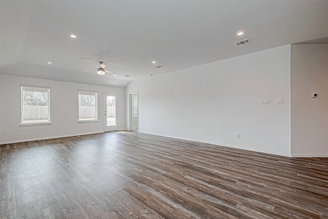 Building Photo - 532 Comal Trl