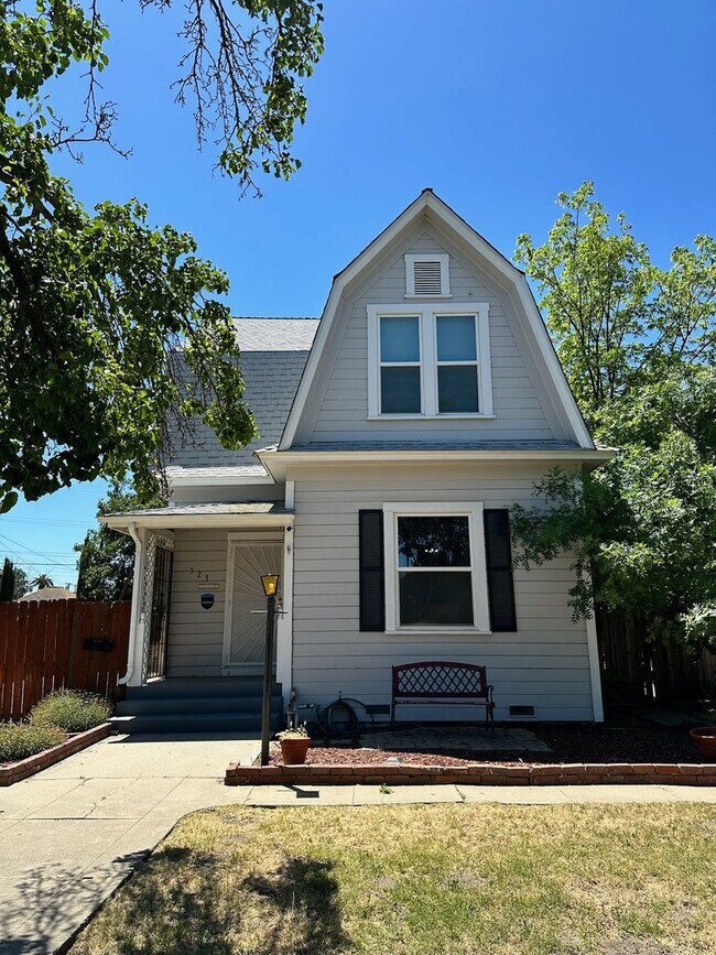 Foto del edificio - Charming home for rent in Hanford