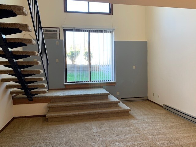 Sala de estar de la planta baja - Pine Crest Apartments
