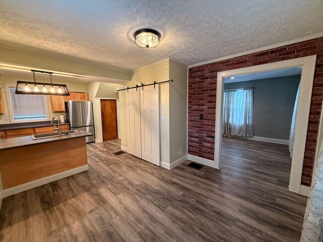 Foto del edificio - 3 Bedroom 2 1/2 Bathroom with one car detached garage