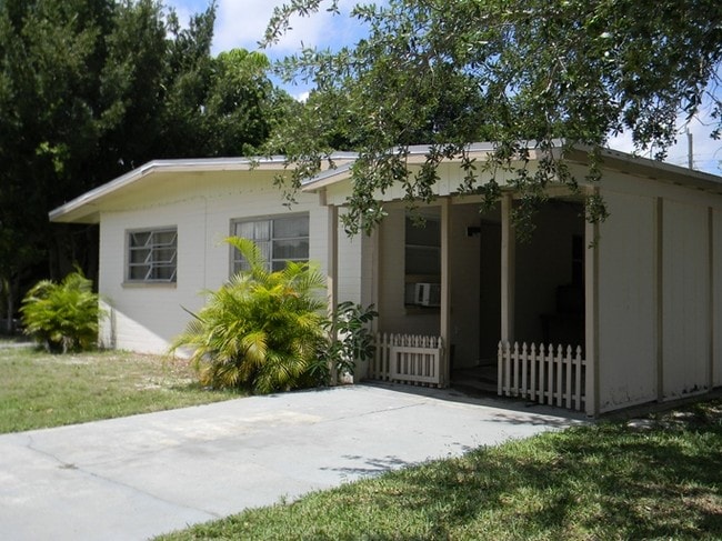 Building Photo - Poinsettia Lodge