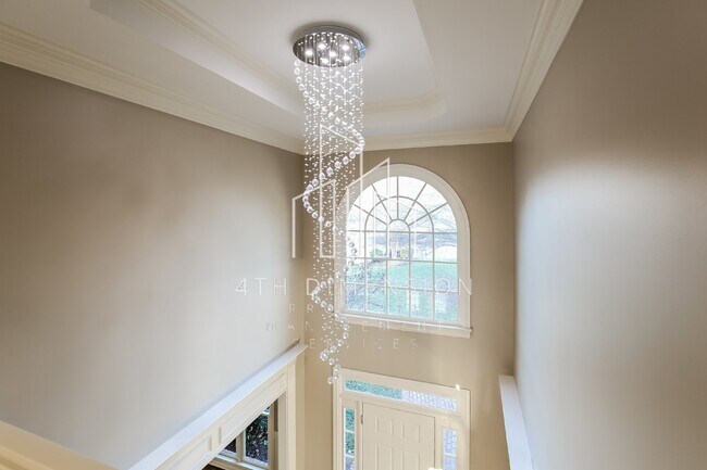 Foto del edificio - Stunning 4-Bedroom Home with Lake and Scen...