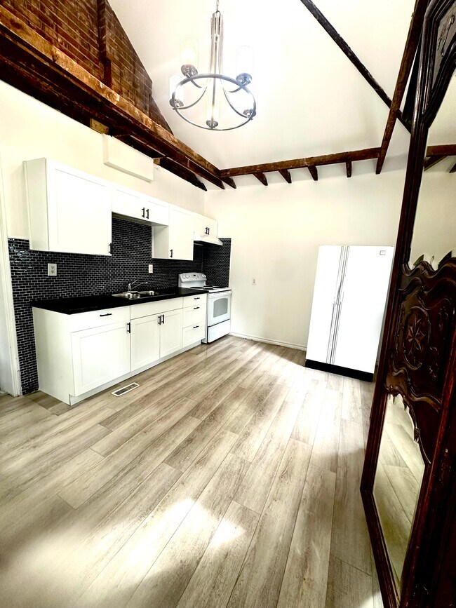 Building Photo - Main Floor 2 bedroom with Parking