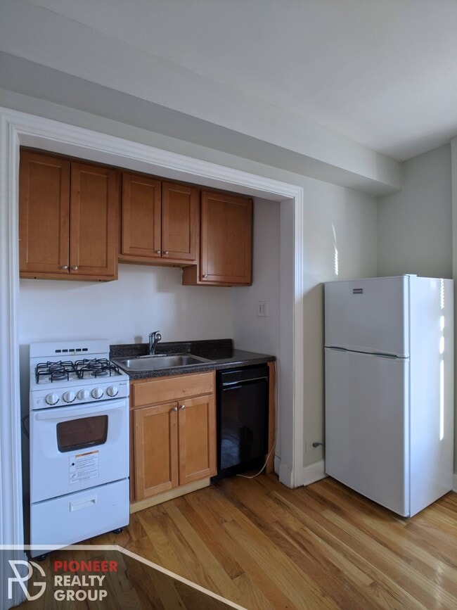 Building Photo - 737 W Belmont Ave