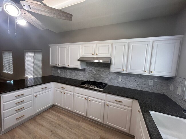 Foto del edificio - Designer living with extra solar panels in North Hanford.