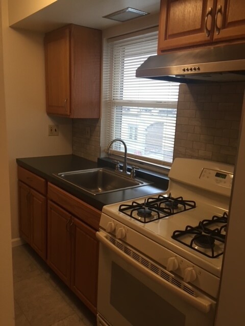 Kitchen - 272 Undercliff Ave