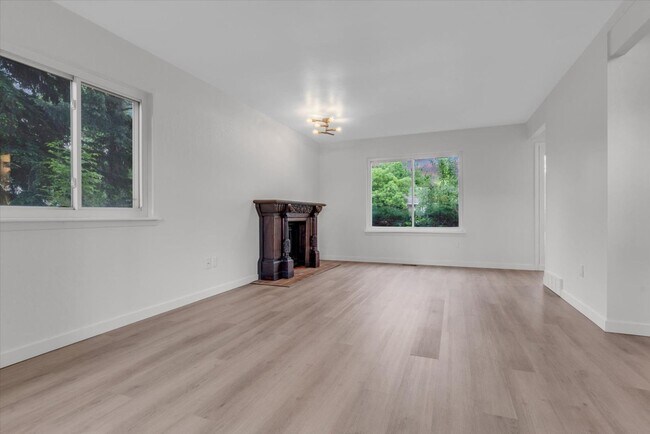 Foto del edificio - Beautifully updated 4-bed, 3-bath home in ...