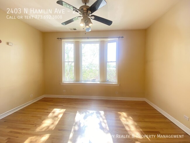 Foto del edificio - 2403 N Hamlin Ave