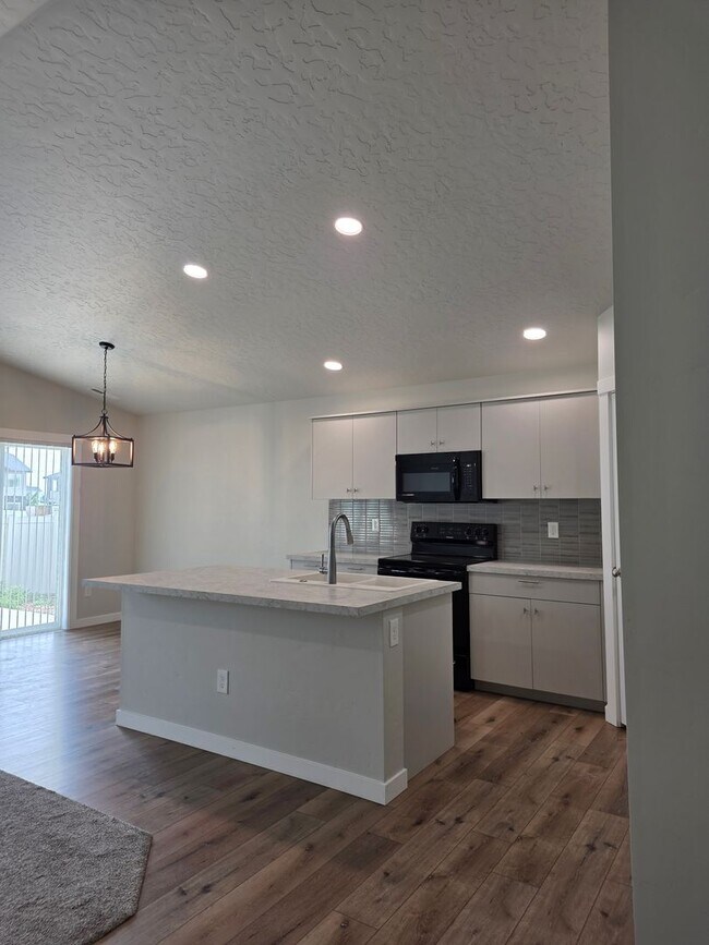 Building Photo - Like new 4 Bedroom Home